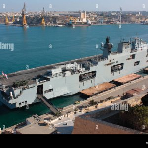 the-royal-navy-amphibious-assault-ship-hms-ocean-in-maltas-grand-harbour-C683J4.jpg