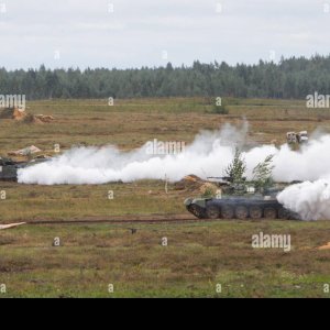 minsk-region-belarus-18th-sep-2017-belarus-t-72-tanks-release-a-smoke-K867WG.jpg