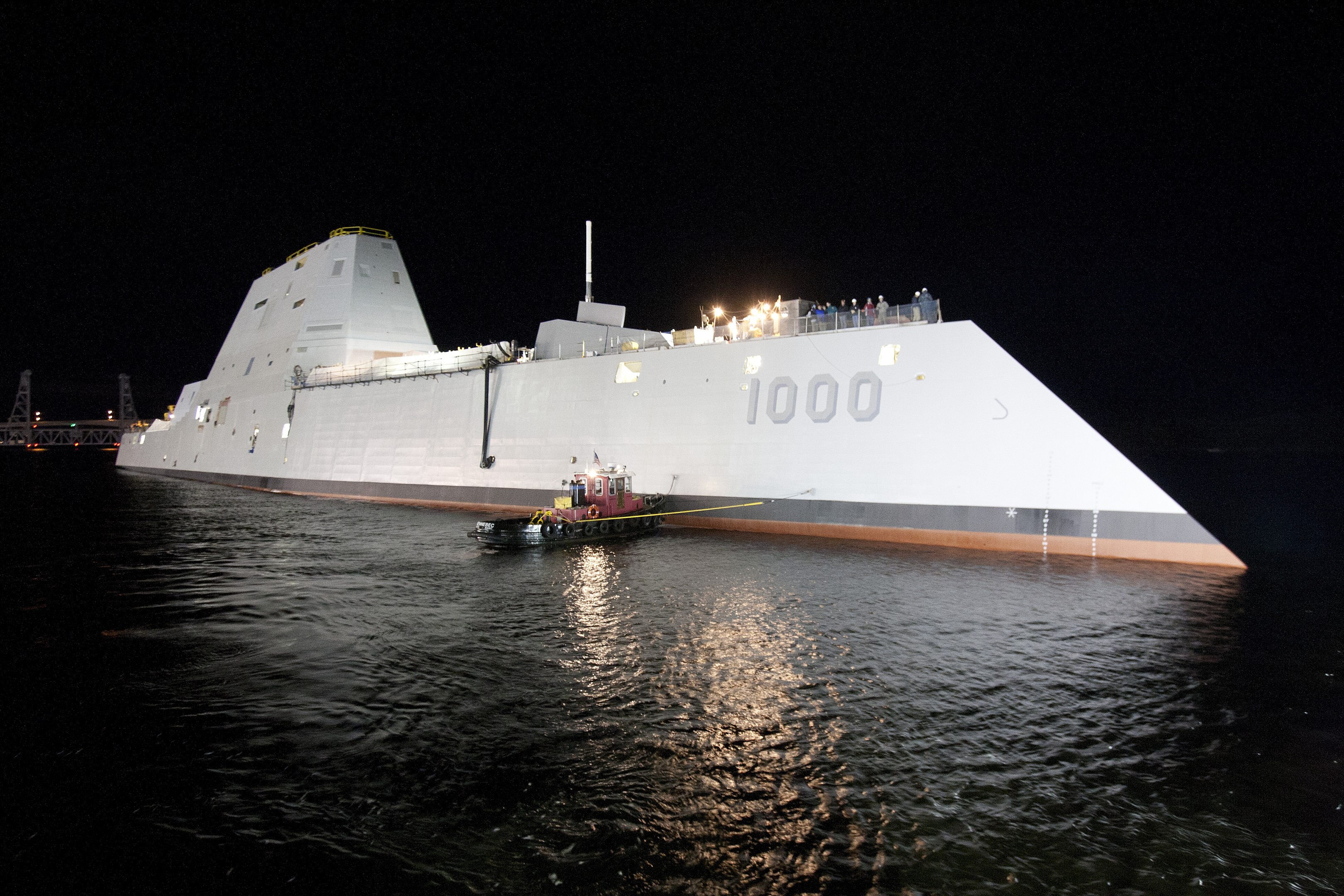 3240px-USS_Zumwalt_(DDG-1000)_at_night.jpg