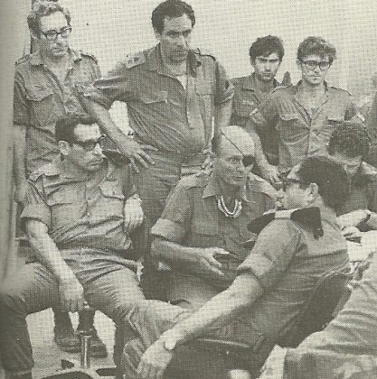 Yom-Kippur-war-Moshe-Dayan-talking-to-commanders.jpg