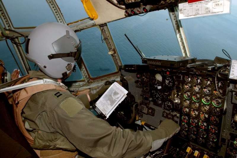 c-130_cockpit_030409-n-6501m-003.jpg