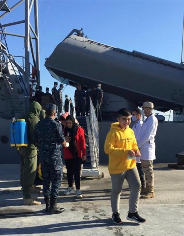 البحرية المصرية تنقذ مركبا تركيا على متنه 57 شخصا في عمق البحر المتوسط.. صور
