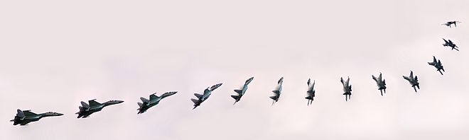 660px-An_acrobatic_figure_by_a_Sukhoi_Su-35_in_Paris_Air_Show_2013.jpg