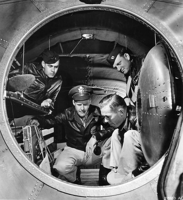 interior-photo-of-the-rear-pressurized-cabin-of-the-b-29-superfortress-june-1944-584x640.jpg