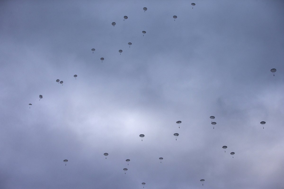 russia%20serbia%20military%20drill%20november%202014%20paratroopers%20sky.jpg