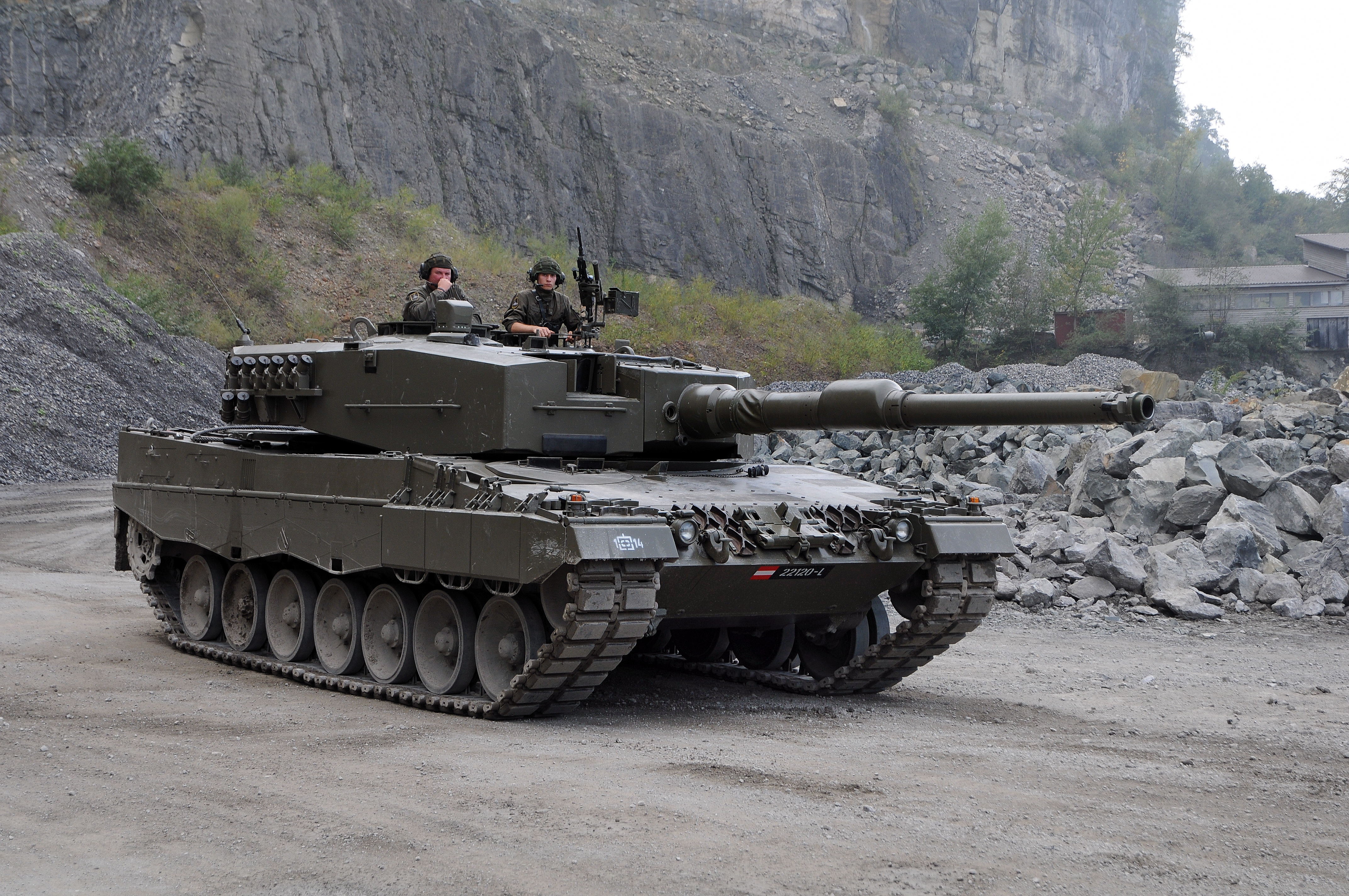 Kampfpanzer_Leopard_2A4,_KPz_5.JPG