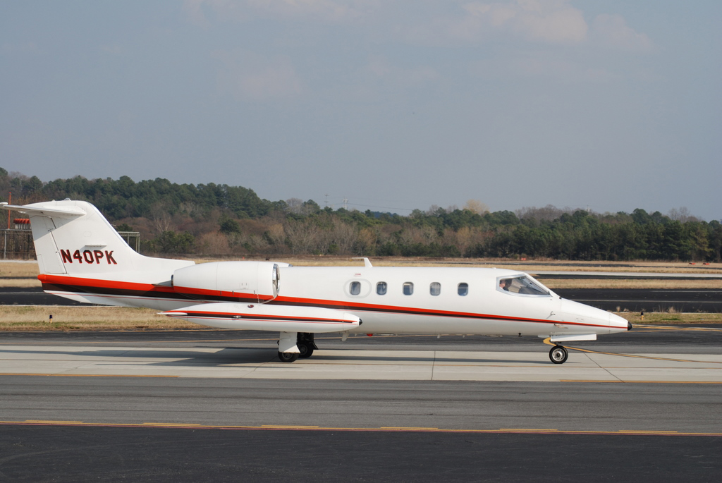 Learjet_35A_taxiing.jpg