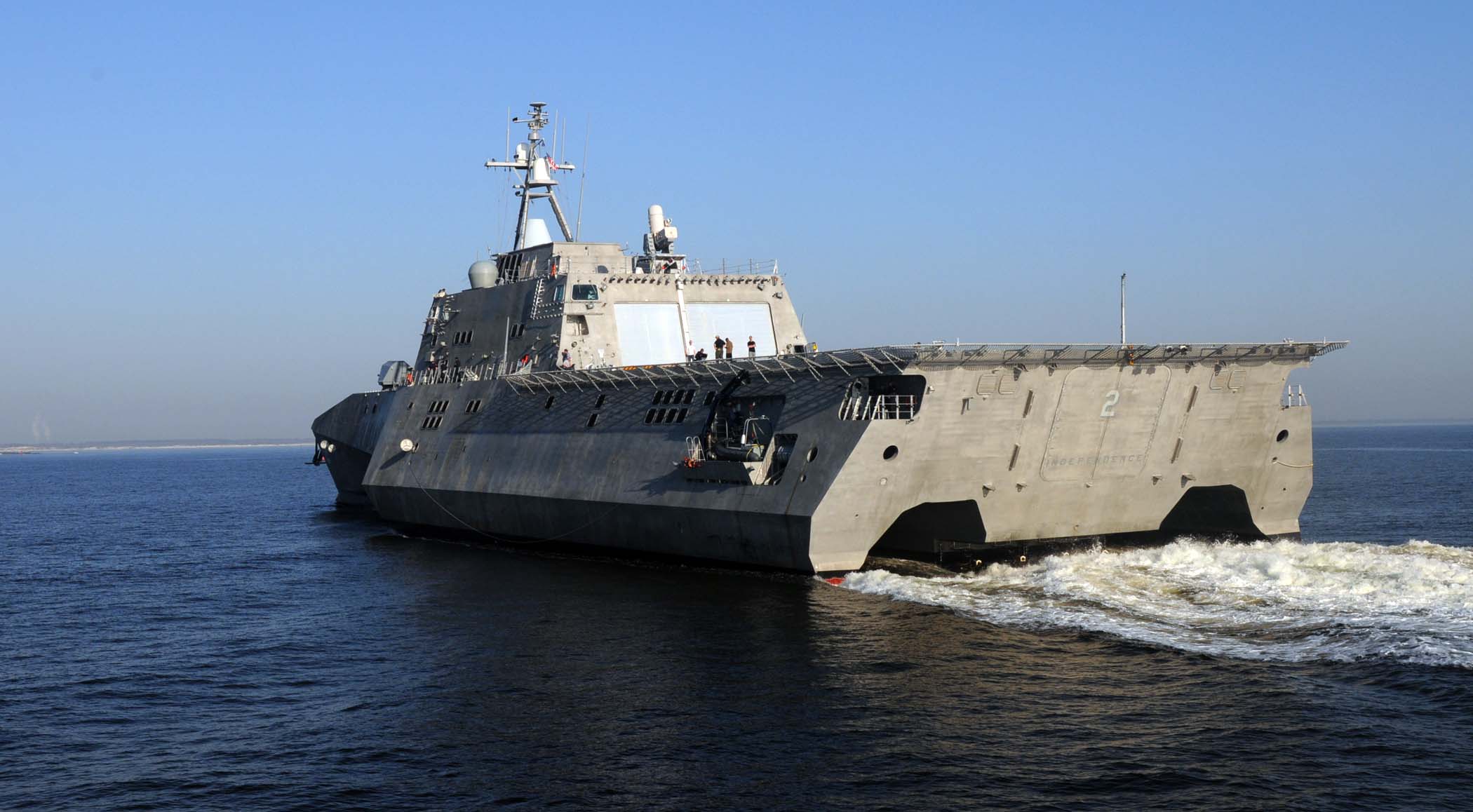US_Navy_100402-N-7653W-102_The_Littoral_combat_ship_USS_Independence_(LCS_2)_approaches_Mayport,_Fla.jpg