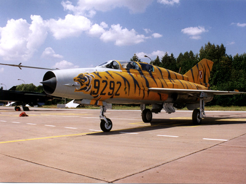800px-MiG-21.UM.9292.Radom.AirShow.2002.jpg