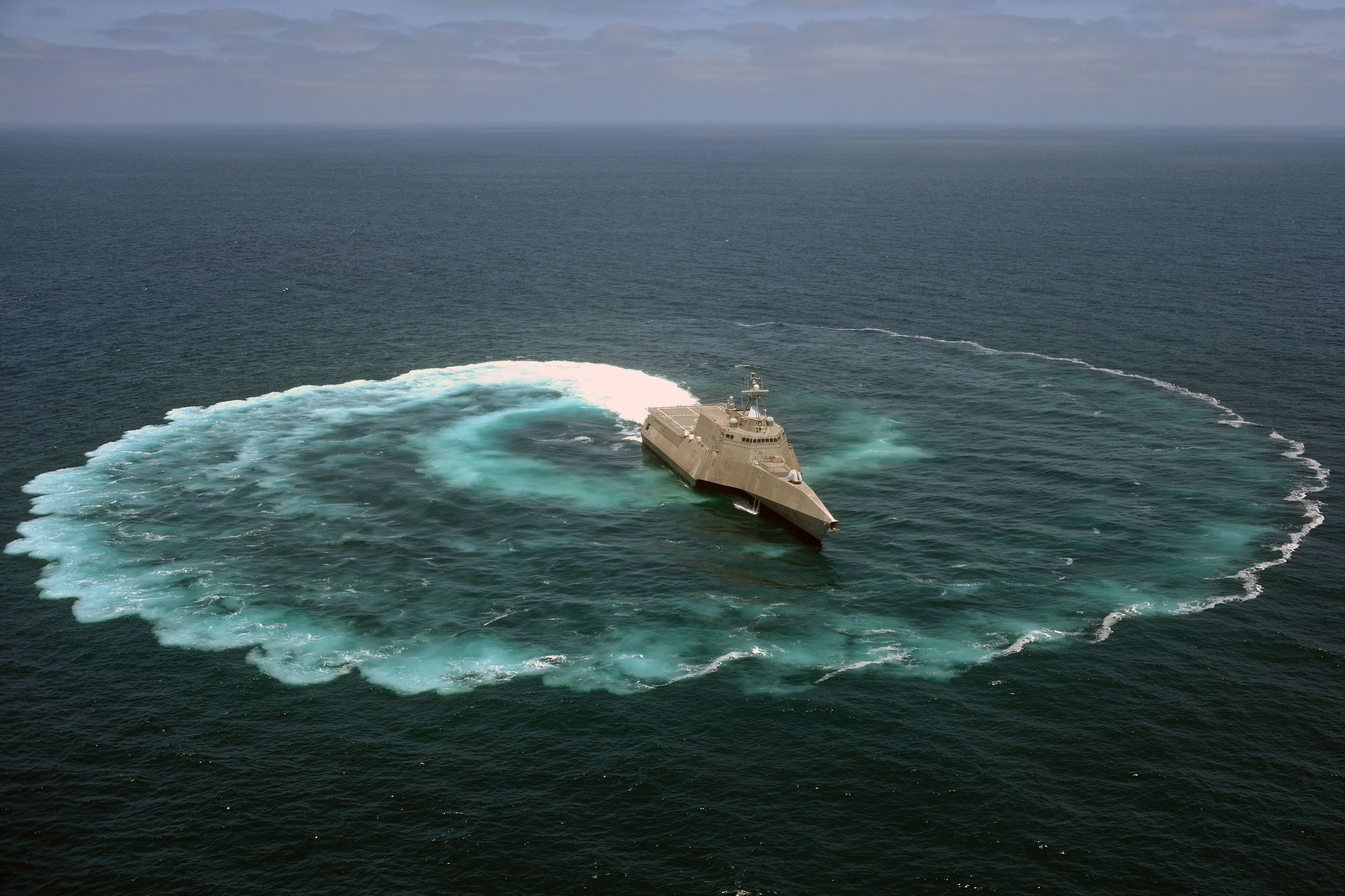 USS_Independence_demonstrates_its_maneuvering_capabilities.jpg