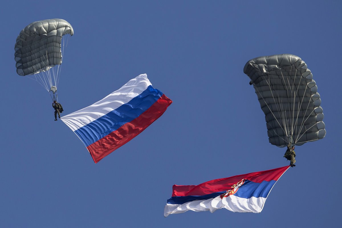 russia%20serbia%20military%20drill%20november%202014%20paratroopers%20flags.jpg