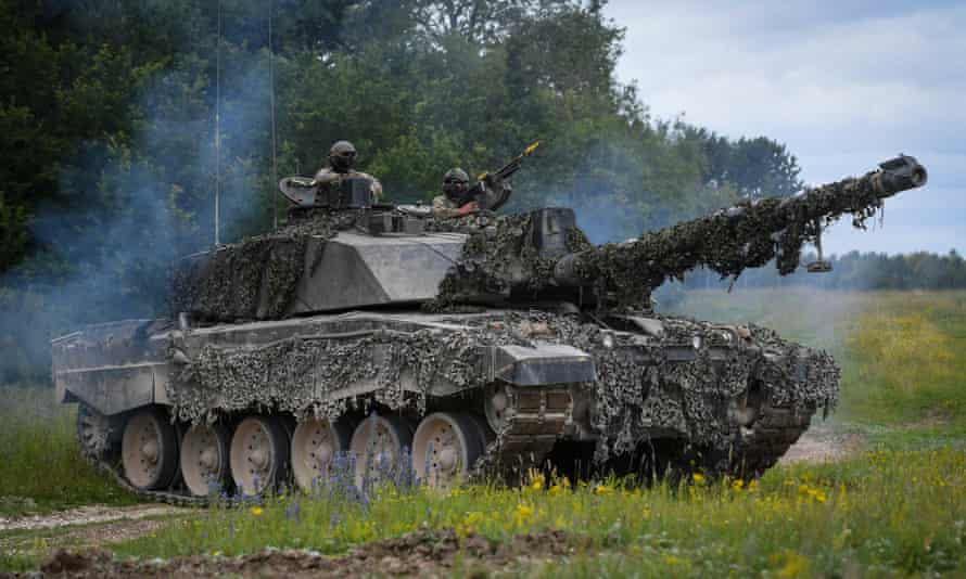دبابة قتال رئيسية من طراز تشالنجر 2 خلال تدريب على سهل سالزبوري.