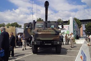 Caesar_Unimog_Chassis_wheeled_self-propelled_howitzer_camion_equipe_systeme_artillerie_France_French_army_front_side_view_001.jpg