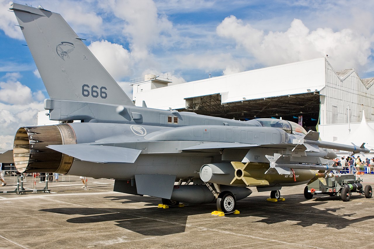 1280px-RSAF_F-16D_Block_52%2B_Fighting_Falcon_with_Conformal_Fuel_Tanks_02.jpg