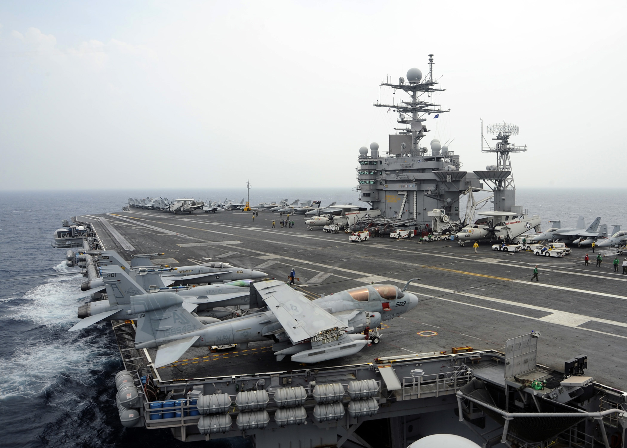 US_Navy_080723-N-7571S-005_The_aircraft_carrier_USS_Theodore_Roosevelt_%28CVN_71%29_navigates_in_the_Atlantic_Ocean_before_a_French_F-2_Rafale_M%2C_E-2C_Hawkeye_and_American_F-A-18_Super_Hornet_aircraft_fly-by_over_the_deck.jpg