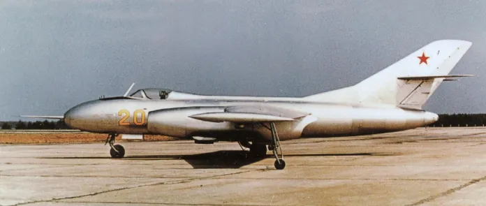 Yak-25-RV-00.webp