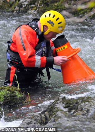 mountain+rescue+team+searches+underwater+along+the+River+Dyfi+near+Ceinws,+Powys.jpg