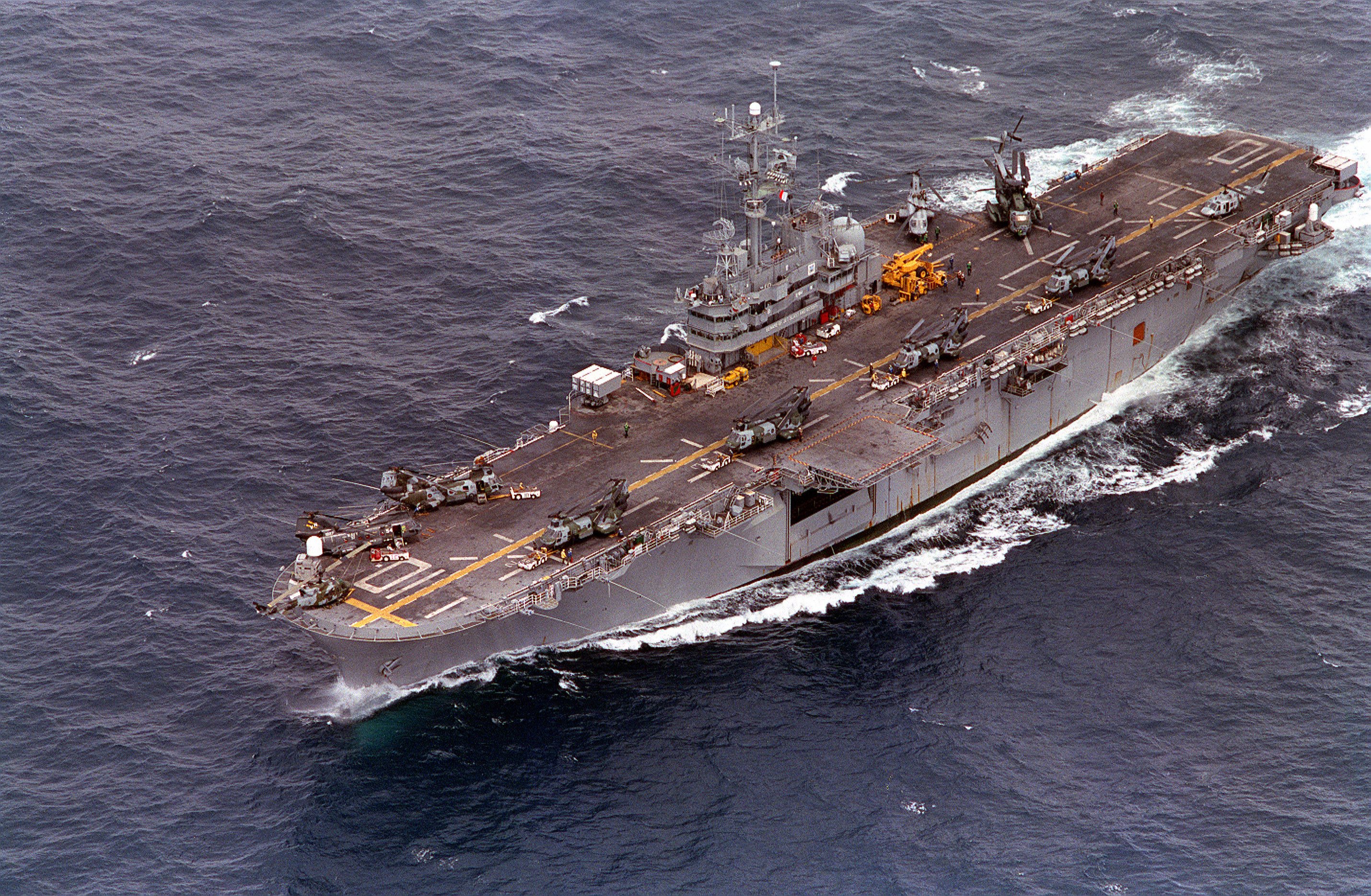 Port_bow_view_of_USS_Tripoli_LPH-10_1993.jpg