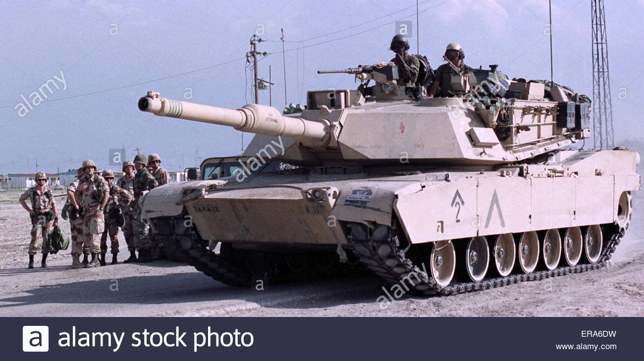 27th-march-1991-a-us-army-m1a1-abrams-tank-passes-a-group-of-soldiers-ERA6DW.jpg