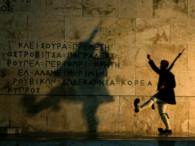 greek-presidential-guard-marches-at-the-tomb-of-the-unknown-soldier-in-athens.jpg