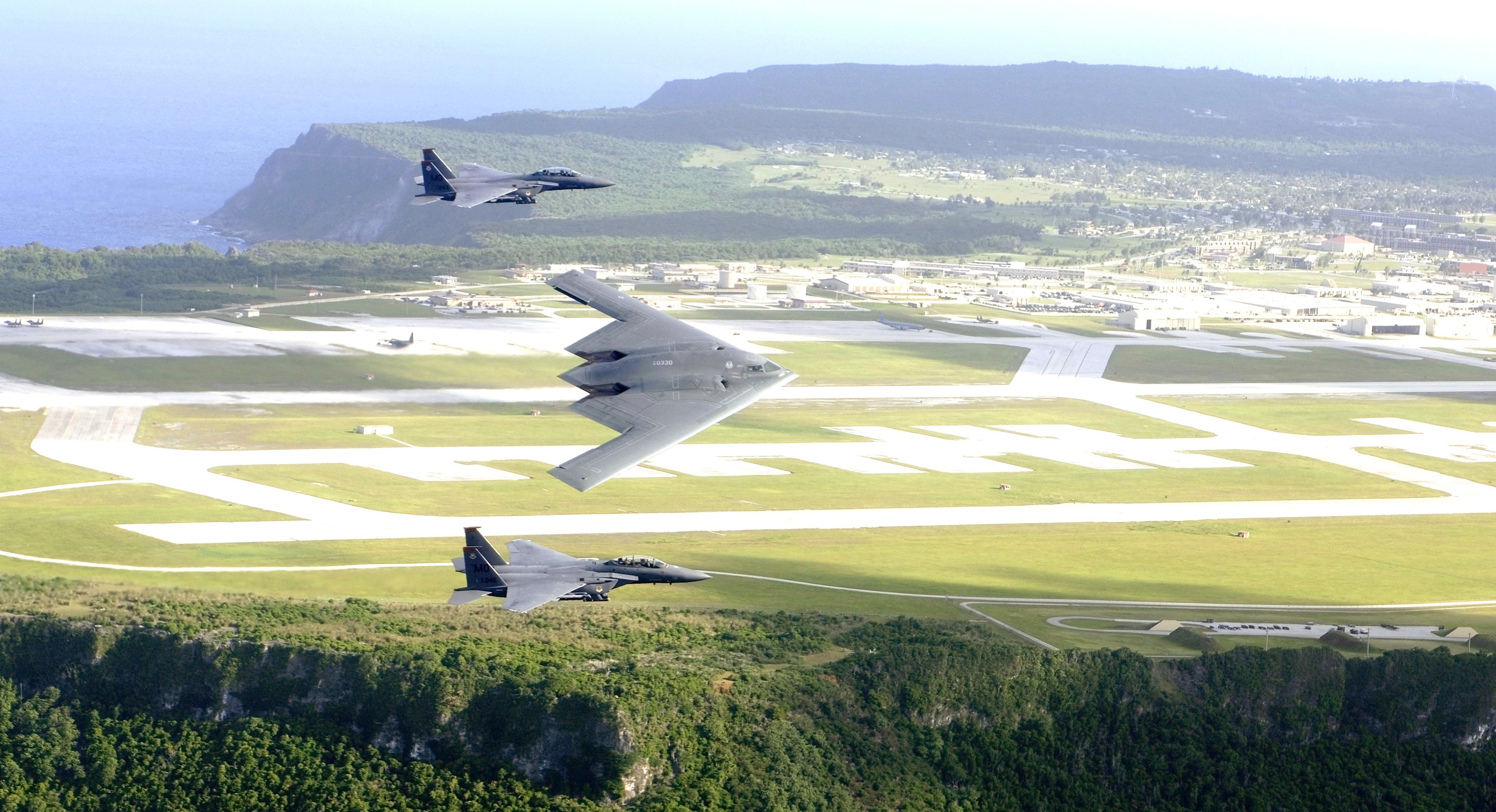 gpw-20051129-UnitedStatesAirForce-060707-F-3961R-001-B-2-Stealth-F-15E-Strike-Eagle-July-2005-Andersen-AFB-Guam-large.jpg