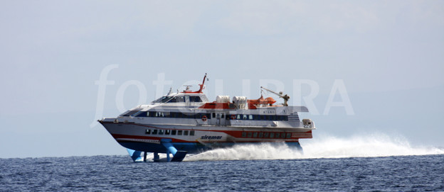 486557-hydro-foil-boat-siremar-ferry-lipari.jpeg