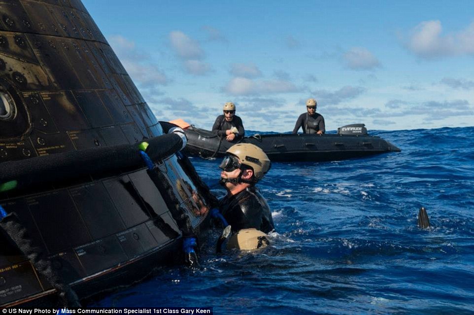 23E285AD00000578-0-Navy_divers_are_seen_here_attaching_a_towing_bridle_to_the_Orion-a-47_1418063495668.jpg