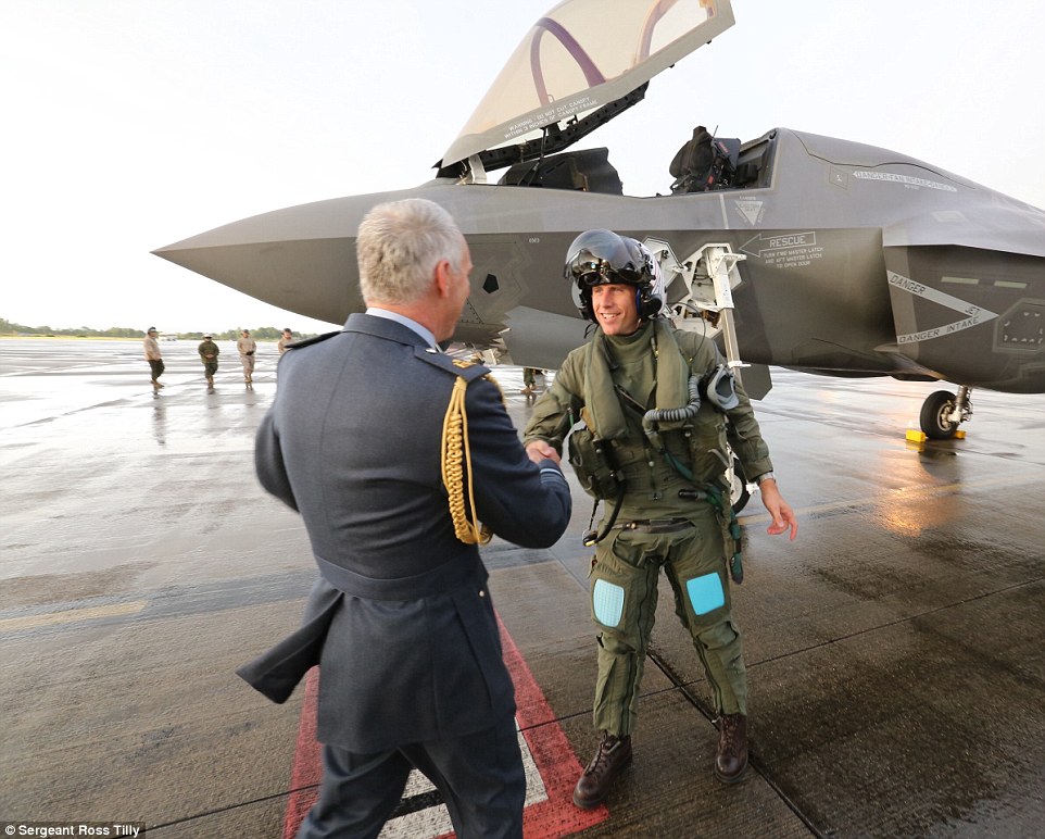 35CC78BE00000578-3666644-Chief_of_the_Air_Staff_Sir_Andrew_Pulford_left_greets_RAF_pilot_-a-98_1467234628798.jpg