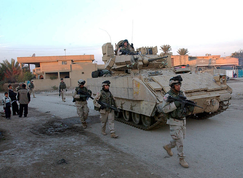LAND_M2A3_and_Dismounted_Squad_Iraq_lg.jpg