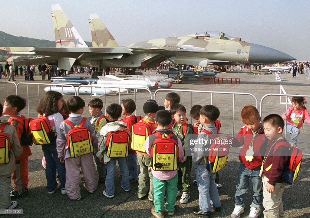 group-of-south-korean-school-children-look-at-a-russian-sukhois-su35-picture-id51342702