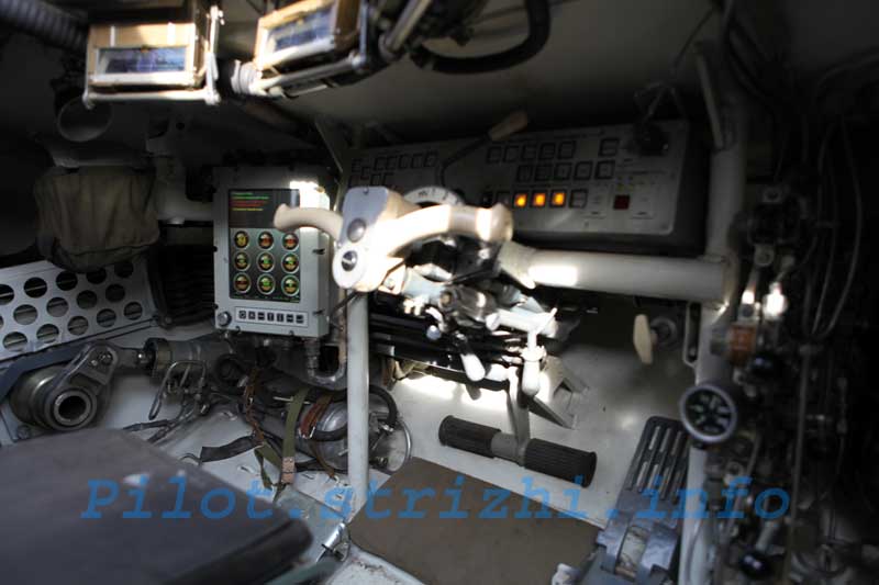 BMD-4M_interieur_pilot_strizhy_info_.jpg