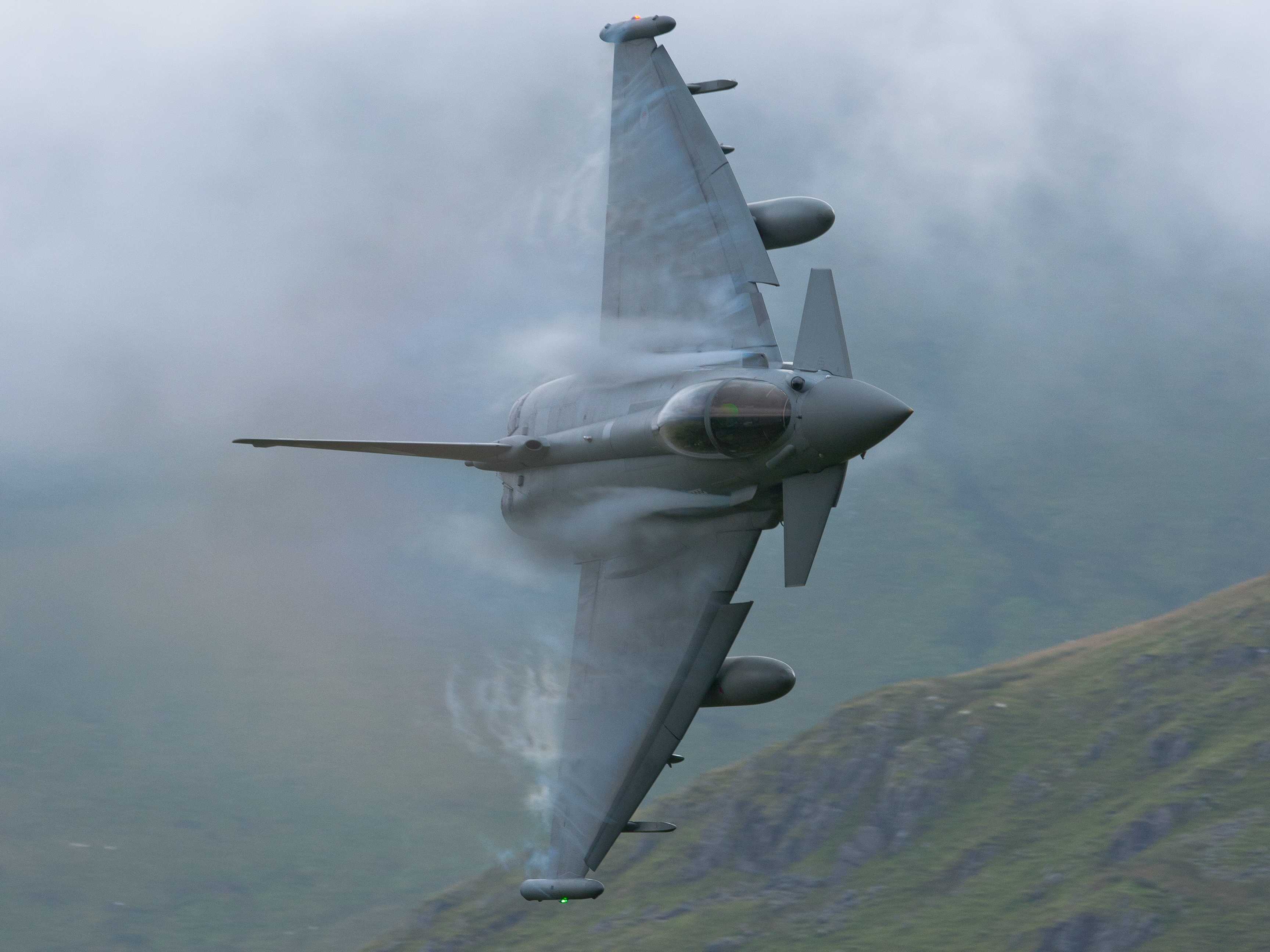 heres-an-award-winning-photo-of-the-super-agile-eurofighter-typhoon.jpg