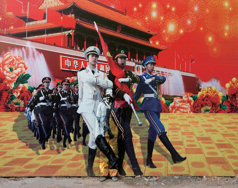 liu-bolin-art-hi-res-hide-in-the-city-china-camouflage-painting-21.jpg