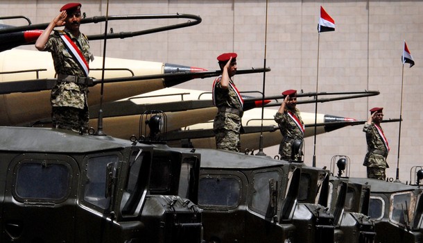 Yemeni_soldiers_standing_on_missile_launchers.jpg