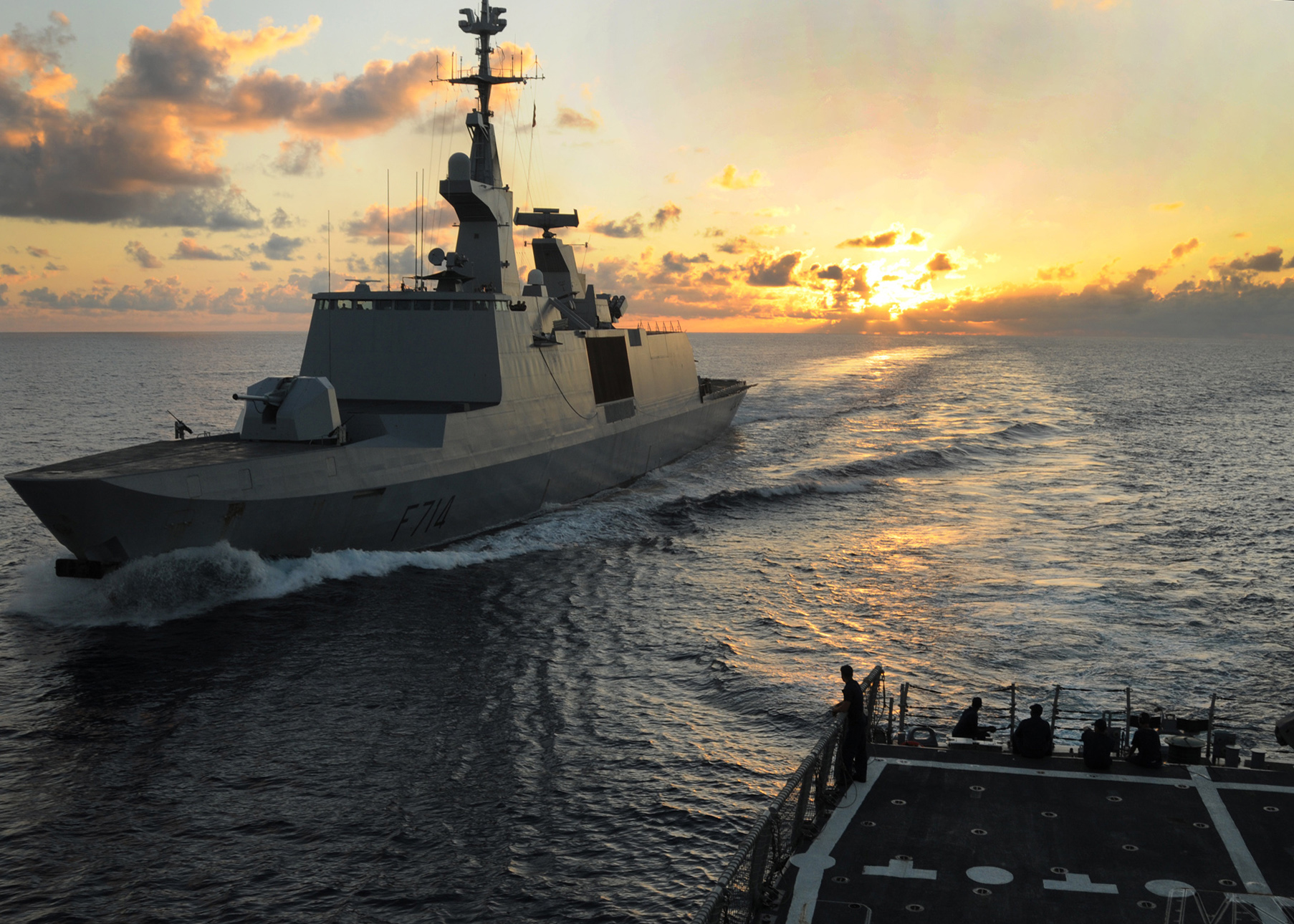 US_Navy_110314-N-5085J-072_French_navy_La_Fayette-class_frigate_FS_Guepratte_(F714)_prepares_to_come_alongside_the_guided-missile_frigate_USS_Steph.jpg