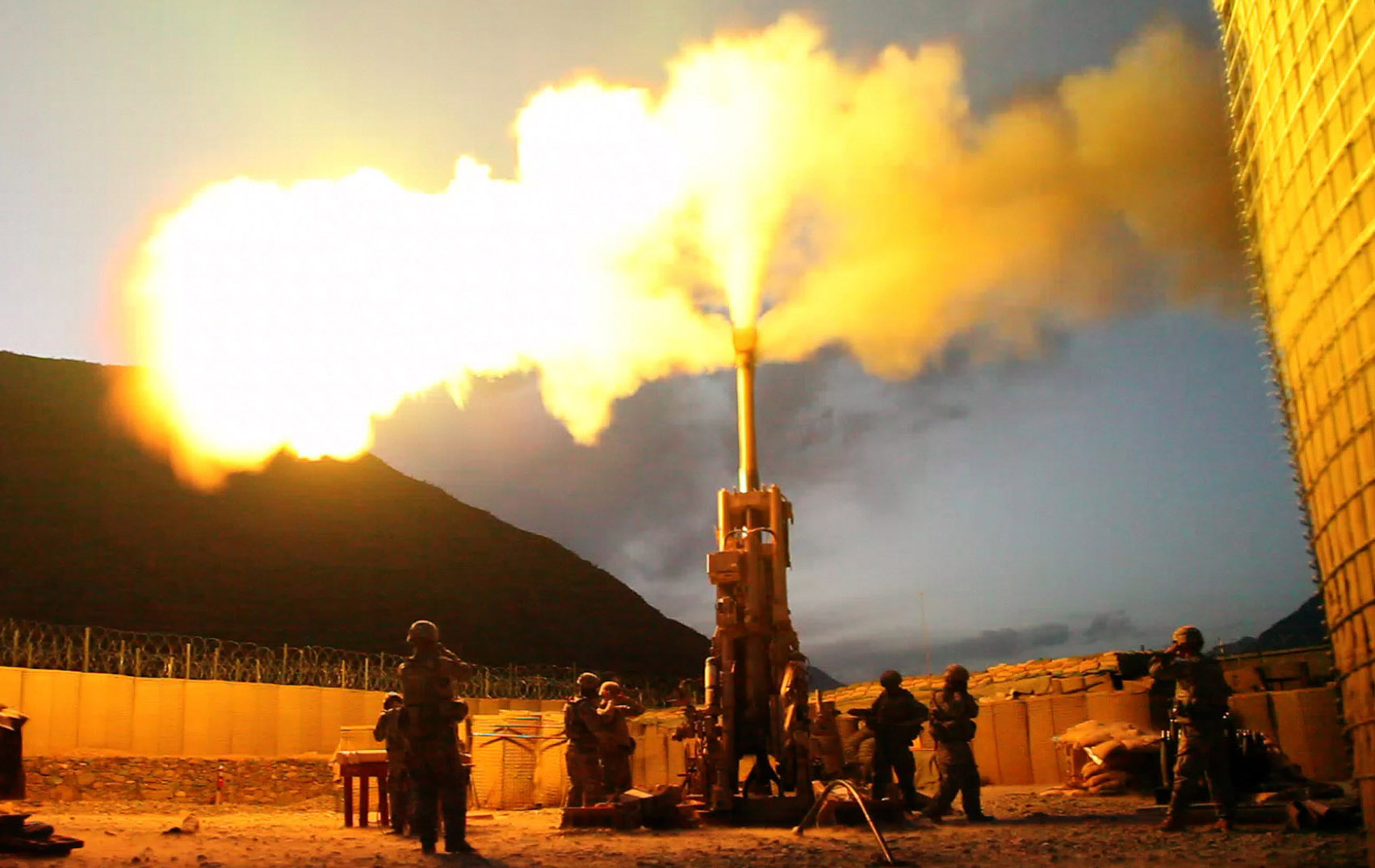 Firing_rounds_with_an_M777_Howitzer_Afghanistan_2009.jpg