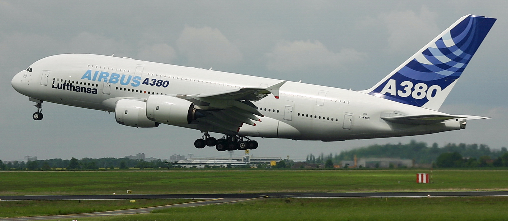 Airbus_A380_inbound_ILA_2006.jpg