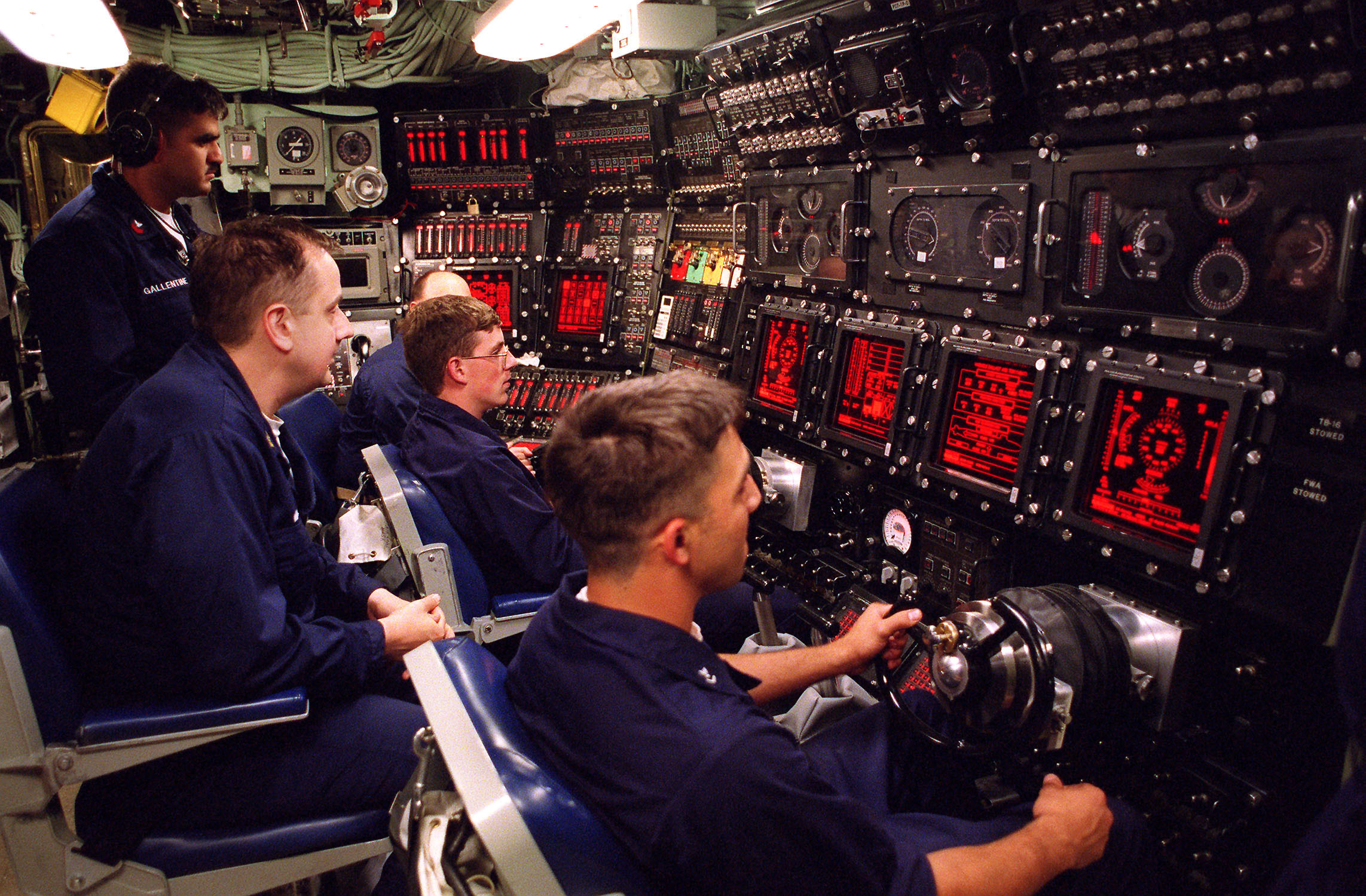 USS_Seawolf_(SSN_21)_Control_Room_HighRes.jpg