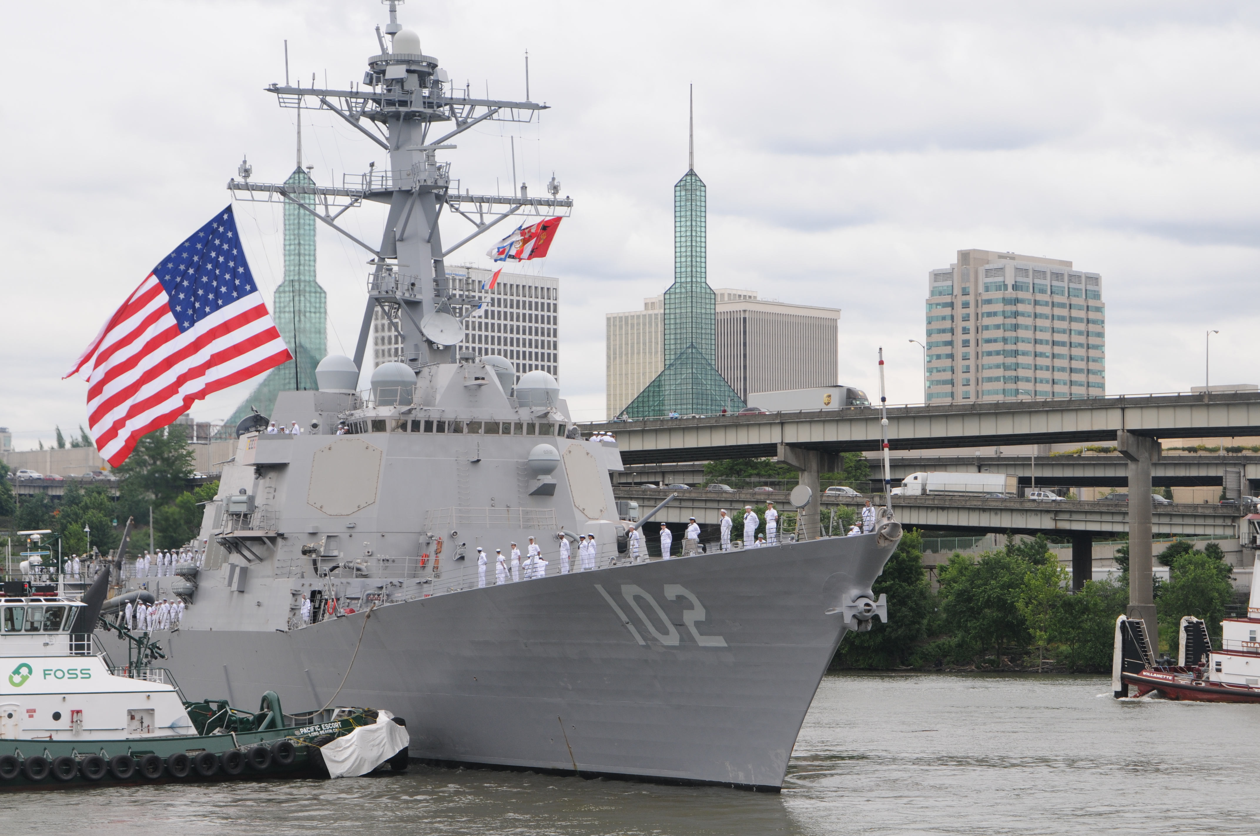 Guided-missile_destroyer_USS_Sampson_(DDG_102)_arrives_to_celebrate_Portland_Fleet_Week_during_the_103rd_annual_Rose_Festival.jpg