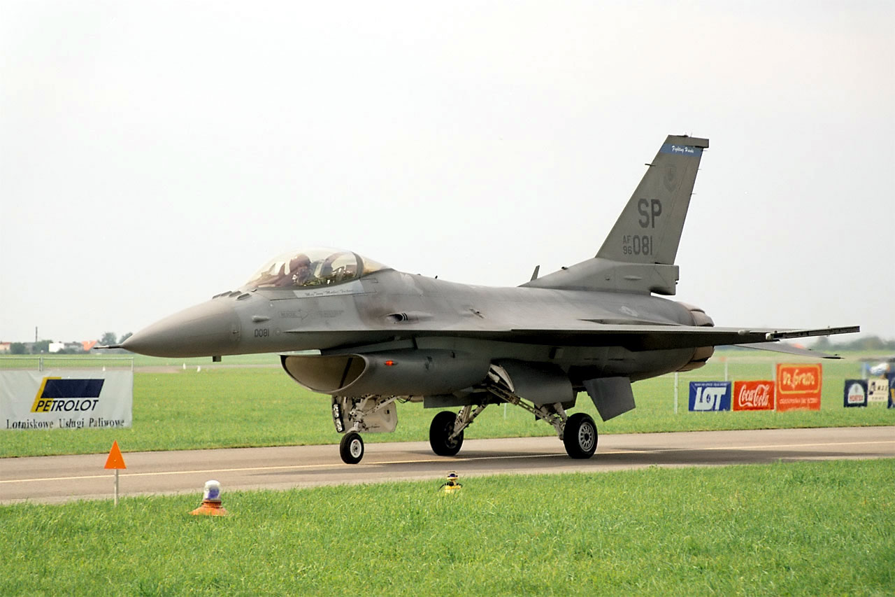 F-16C_Block_50_of_US_Air_Force_(reg._96081),_taxiing,_Radom_AirShow_2005,_Poland.jpg