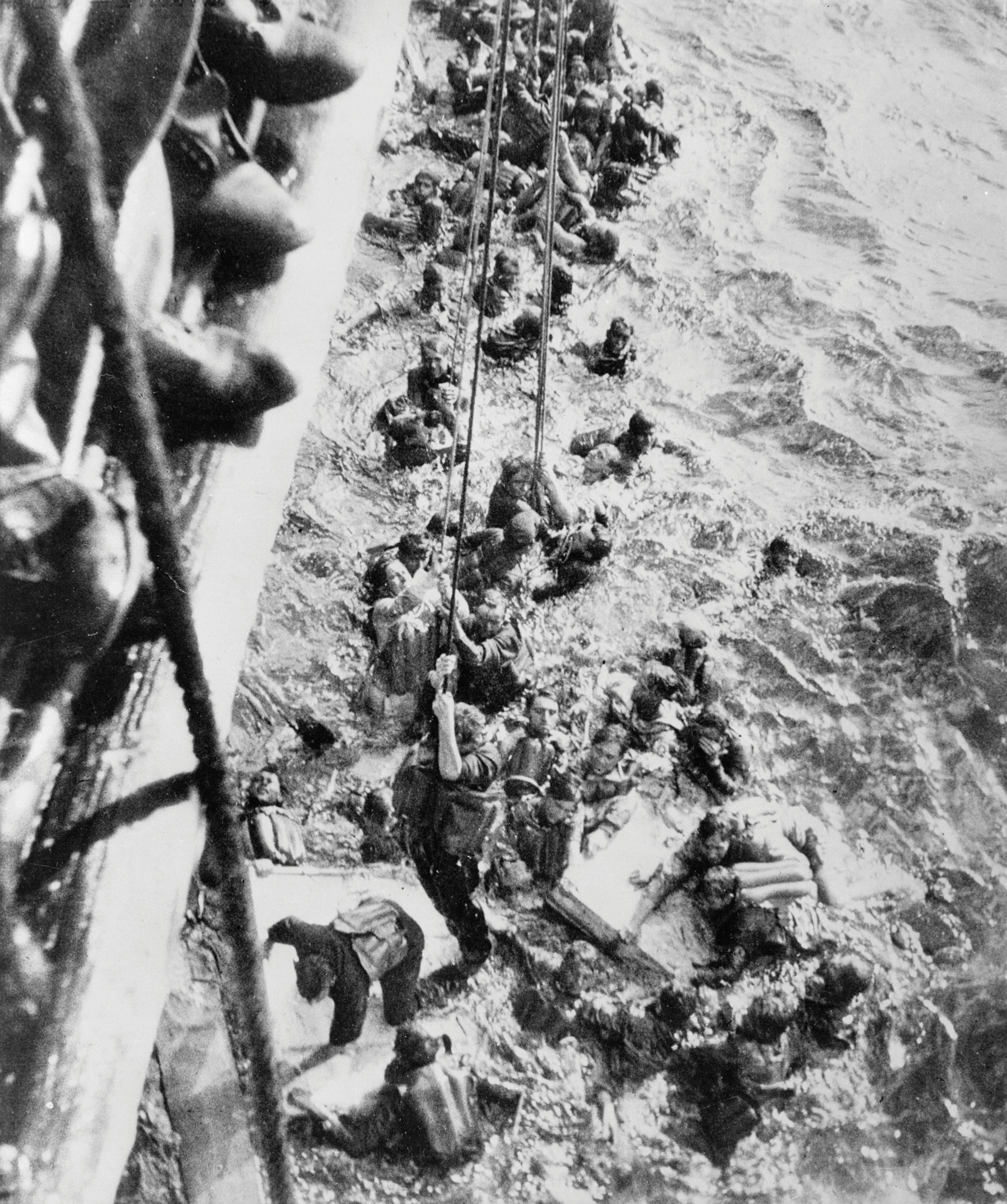 HMS_Dorsetshire_Bismarck_survivors.jpg