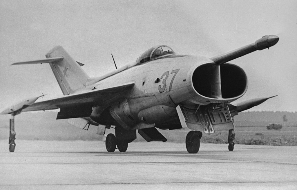 Yakovlev_Yak-36_in_July_1967_%283%29.jpg