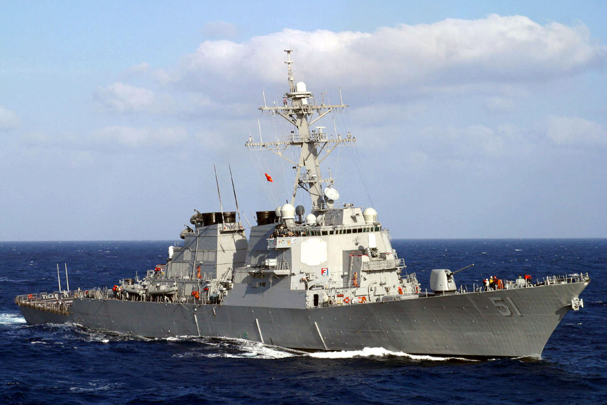 USS_Arleigh_Burke_%28DDG_51%29_steams_through_the_Mediterranean_Sea.jpg