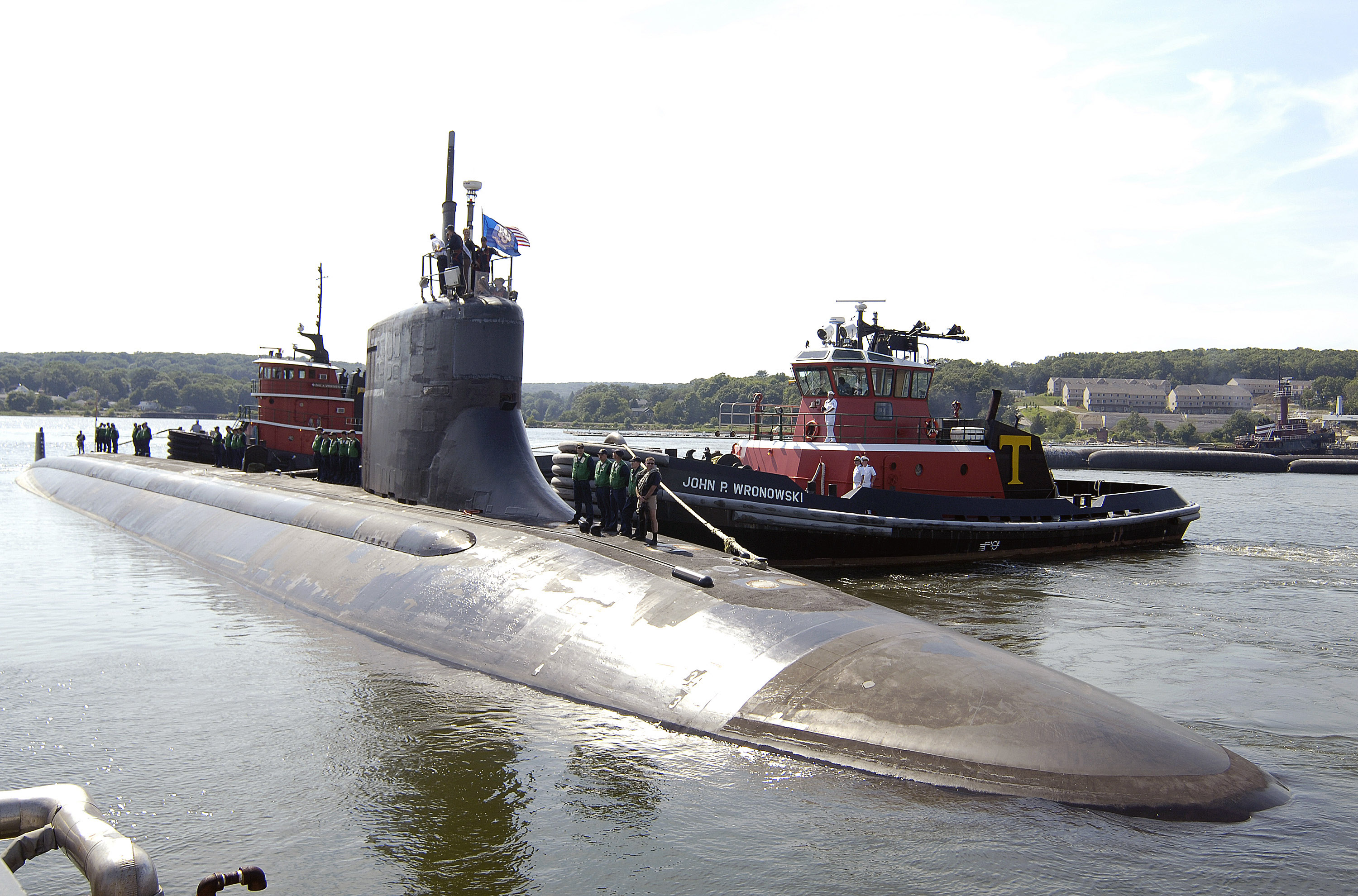 US_Navy_070725-N-8467N-001_Seawolf-class_fast-attack_submarine_USS_Connecticut_(SSN_22)_departs_Submarine_Base_New_London.jpg