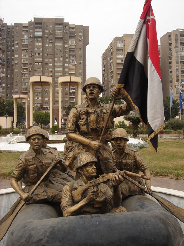 Statue_of_heroic_Egyptian_soldiers_crossing_the_Suez_canal.jpg