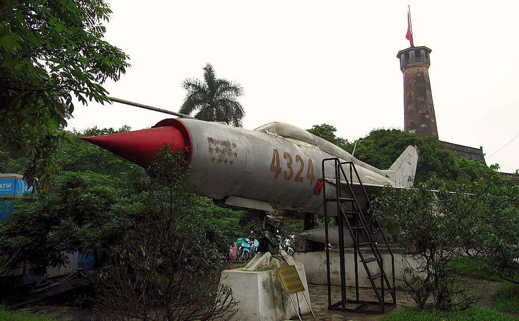 Vietnam_People's_Air_Force_MIG-21_(4324).jpg