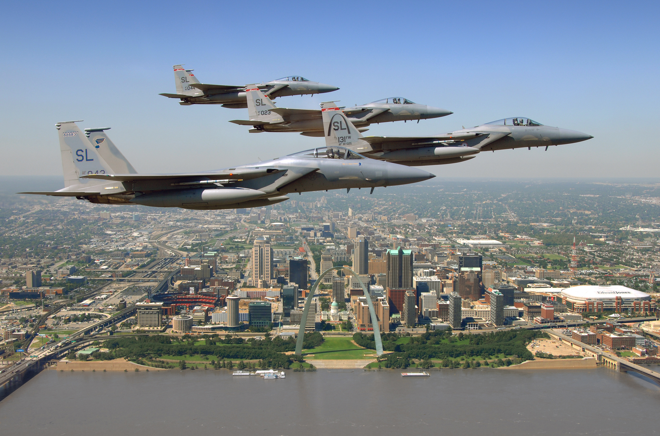 F-15Cs_Missouri_ANG_over_St_Louis_Gateway_2008.jpg