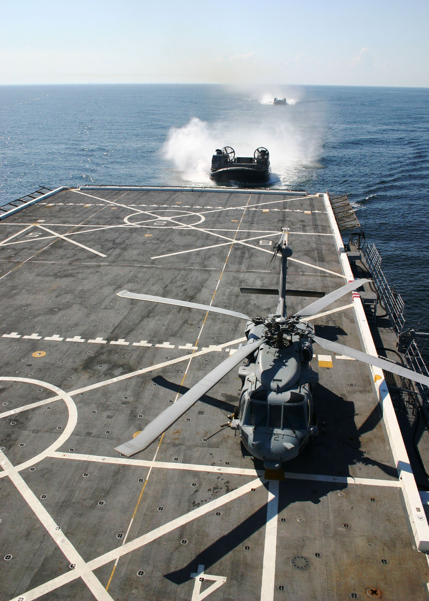 US_Navy_090424-N-2354M-005_Landing_craft,_air_cushion_from_Assault_Craft_Unit_(ACU)_4_prepare_to_dock_inside_the_amphibious_dock_transport_ship_USS_Mesa_Verde_(LPD-19).jpg