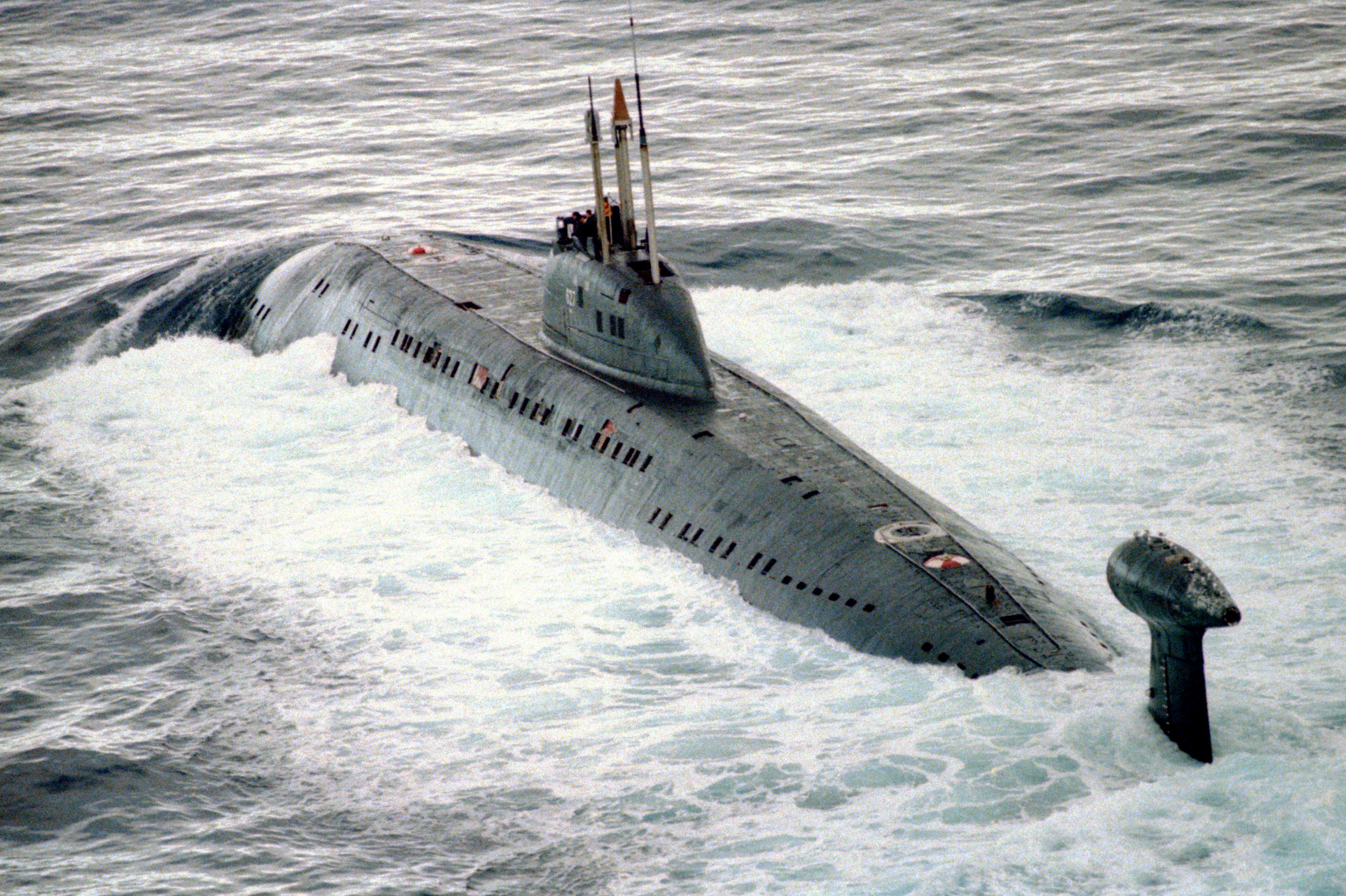 Victor_III_class_submarine.jpg