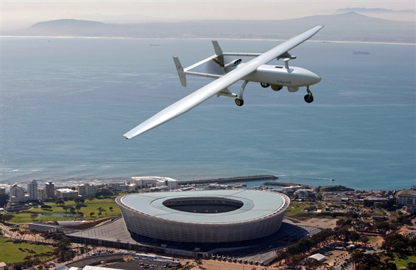 A_Seeker_400_drone,_manufactured_by_South_African_company_Denel_Dynamics,_flies_over_Cape_Town_Stadium..jpg